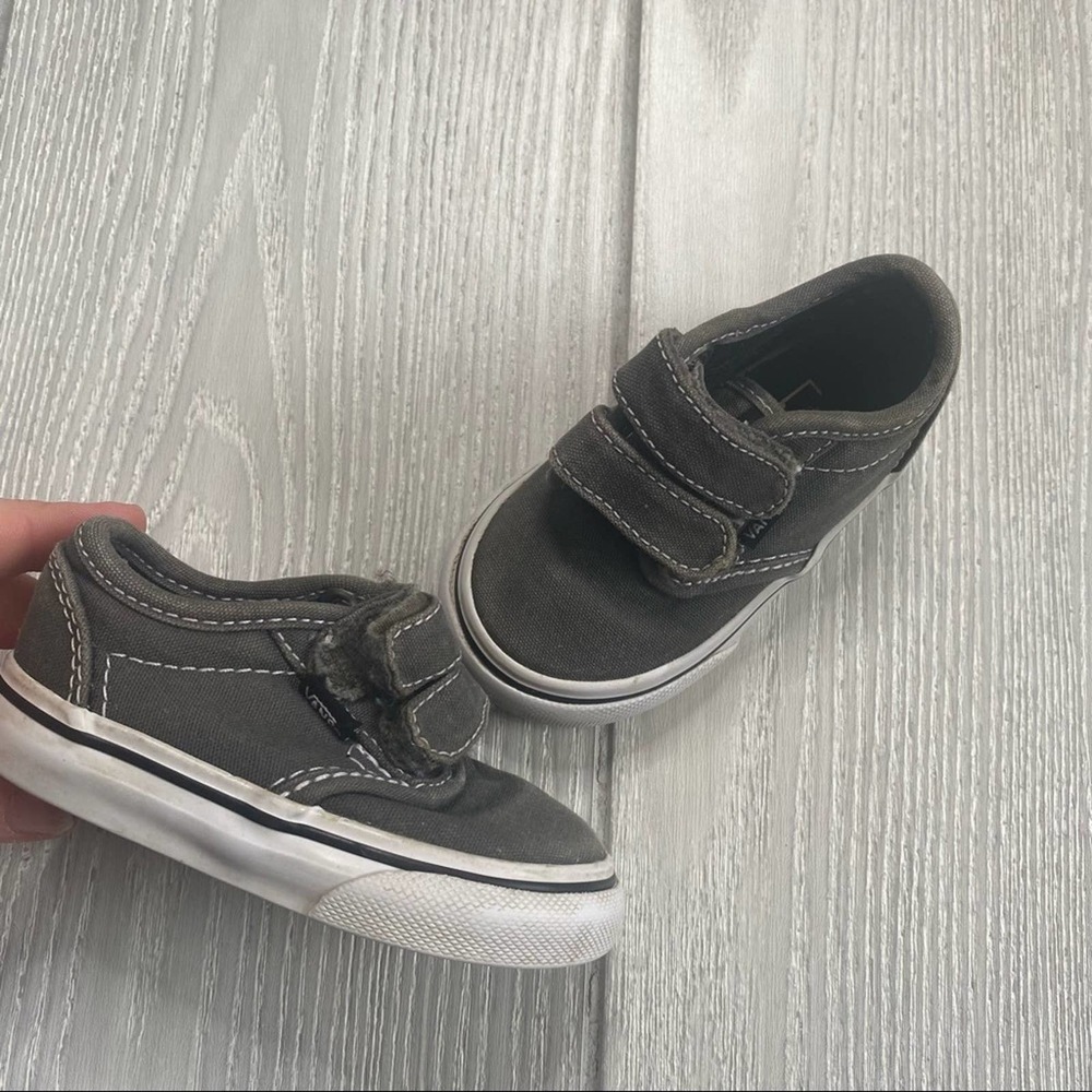 VANS DARK HEATHER GRAY STRAP ON SNEAKERS SIZE 4 TODDLER BABY